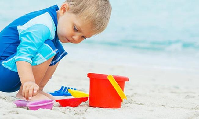 Desktop childboy beach playing 5