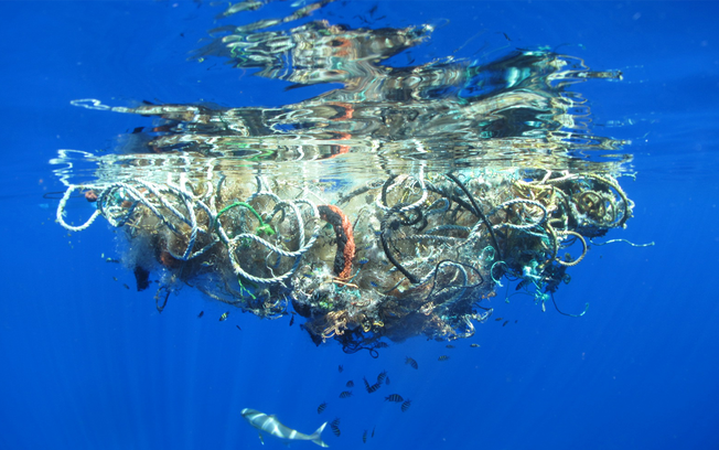 Desktop plastic disrupts the marine ecosystem great pacific trash pile